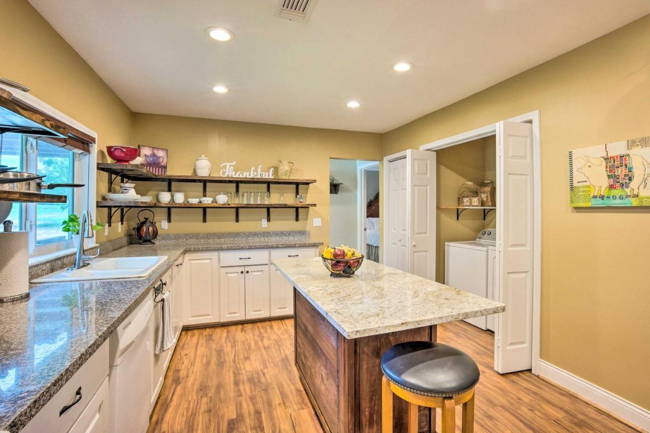 The Gathering Place Brenham Home On 6 Acres Eksteriør billede